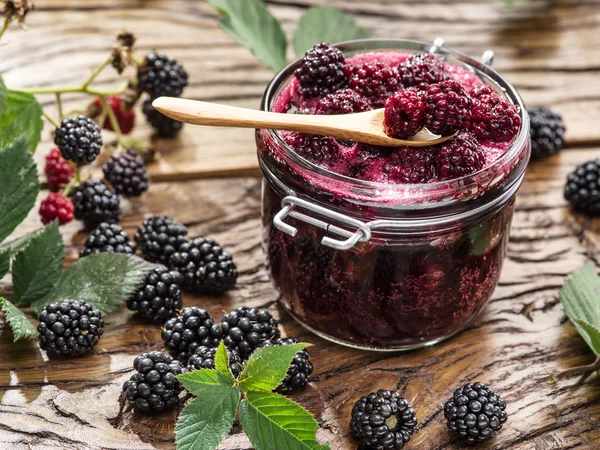 Brombeerkonfitüre auf altem Holztisch. mehrere frische Beeren sind in der Nähe — Stockfoto