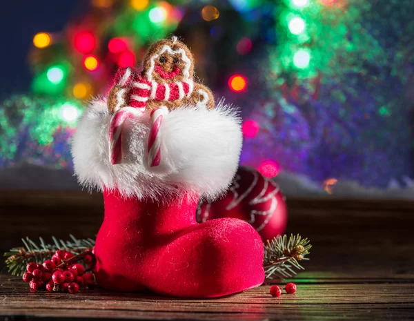 Bota vermelha de Natal na luz da vela . — Fotografia de Stock