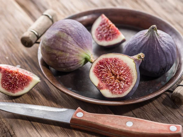 Mogna fikon frukt på trä bordet. — Stockfoto