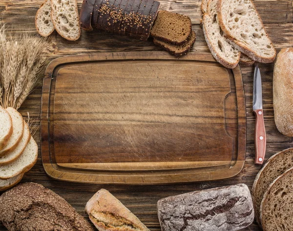 Sliced black bread on the wooden plank. — Stock Photo, Image