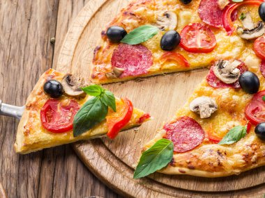 Mantar, salam ve domates pizza.