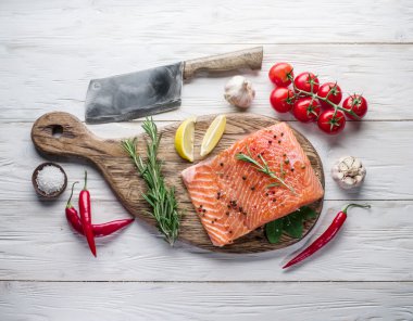 Kesme tahtası üzerinde taze somon.