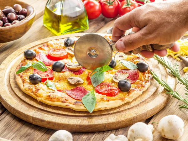 Pizza mit Pilzen, Salami und Tomaten. — Stockfoto