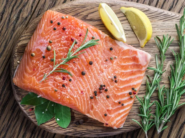 Frischer Lachs auf dem Schneidebrett. — Stockfoto