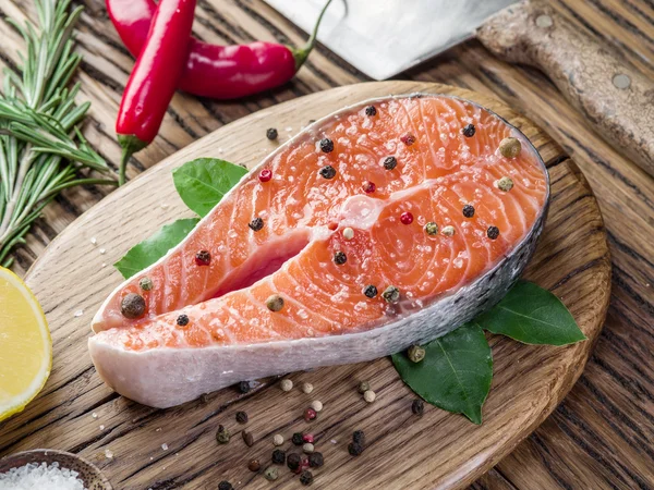 Salmon segar di papan potong . — Stok Foto