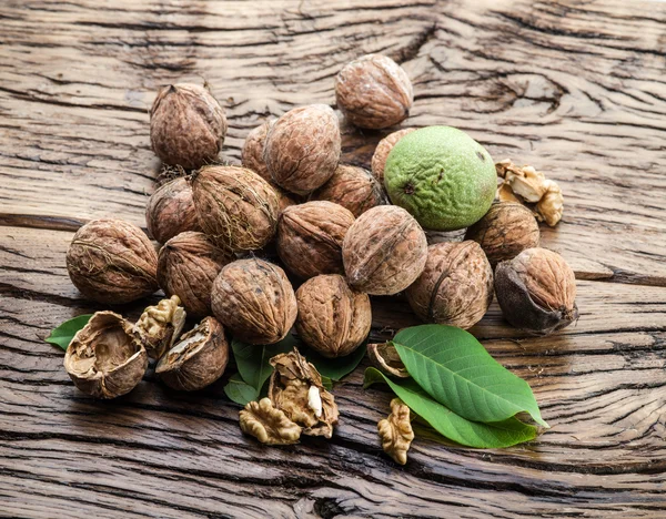 Walnoten op de houten tafel. — Stockfoto