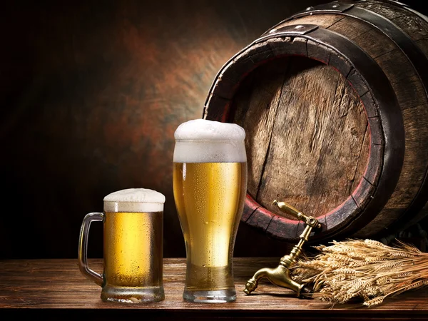 Spilla di birra e vetro di birra . — Foto Stock