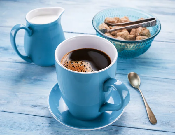 Kopje koffie, melk kruik en rietsuiker kubussen. — Stockfoto