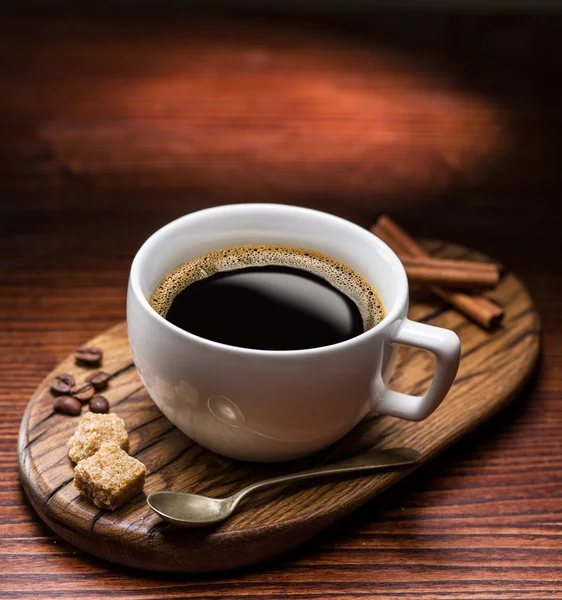 Tasse Kaffee und Zuckerrohrwürfel. — Stockfoto