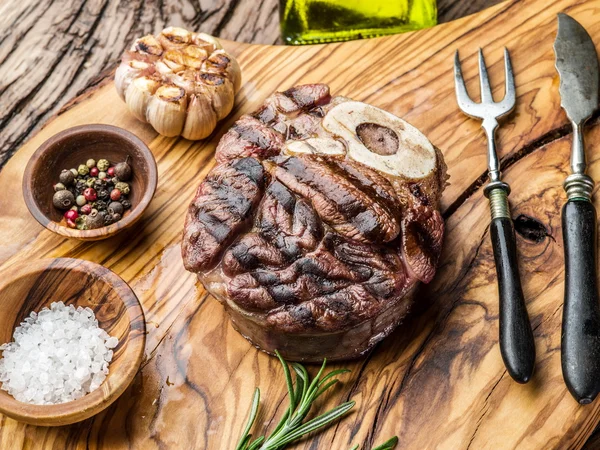 Filetes de res con especias en una bandeja de madera . — Foto de Stock