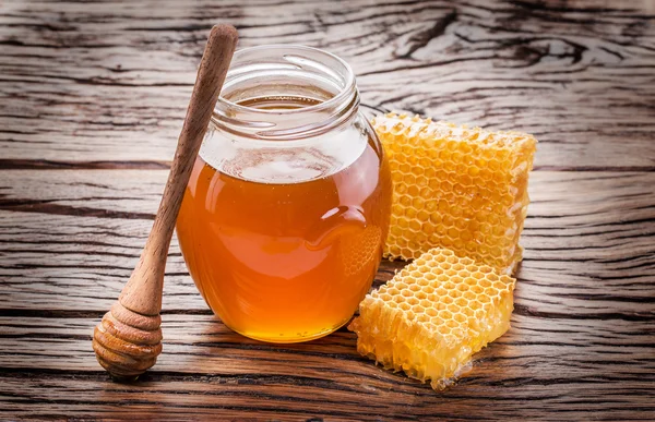 新鮮な蜂蜜と蜂の巣を jar します。高品質の画像. — ストック写真