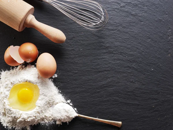 Degen beredning. Bakning ingredienser: ägg och mjöl. — Stockfoto