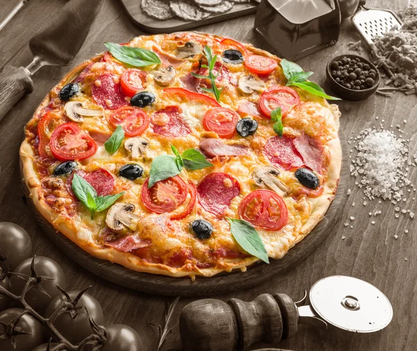 Pizza salami, champignons en tomaten. — Stockfoto