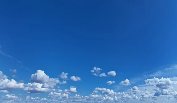 Białe chmury na niebieskim niebie. — Zdjęcie stockowe