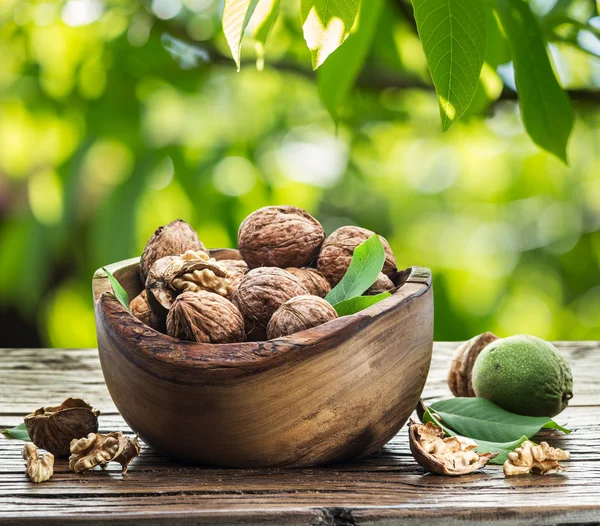 Walnoten in de houten kom. — Stockfoto