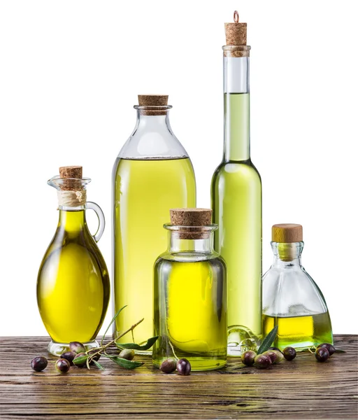 Оливковое масло и ягоды на деревянном столе . — стоковое фото