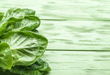 Salata yeşil ahşap arka plan üzerinde.