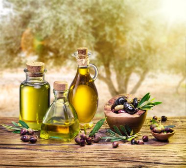 Ahşap masa altında zeytin zeytinyağı ve meyveleri olan tr