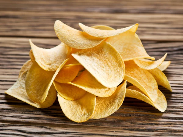 Potato chips on a wooden background. — Stock Photo, Image