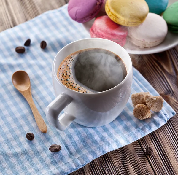 ถ้วยกาแฟและแมคคารอนฝรั่งเศส . — ภาพถ่ายสต็อก