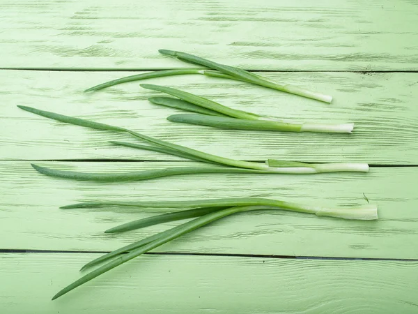 Cipolla verde sullo sfondo di legno . — Foto Stock