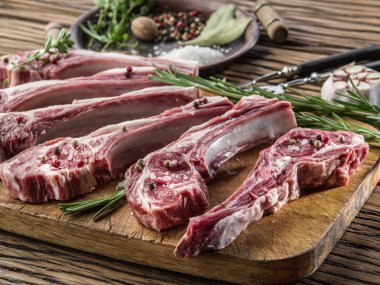 Sarımsak ve otlar ile ham pirzola.