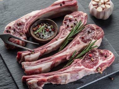 Sarımsak ve otlar ile ham pirzola.