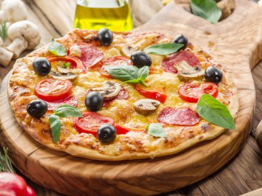 Mantar, salam ve domates pizza.