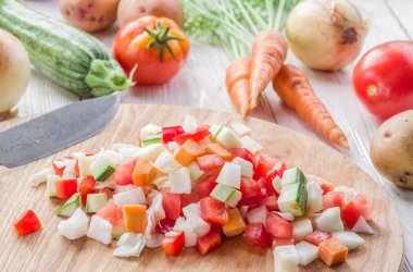 Taze sebze Ahşap doğrama tahtası üzerinde kesme..