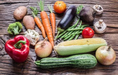 Tahta masada taze organik sebzeler.