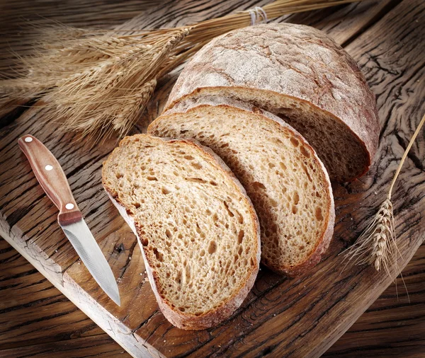 Pan negro en rodajas en la tabla de madera . — Foto de Stock