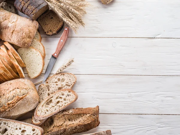 面包、 小麦的木桌. — 图库照片
