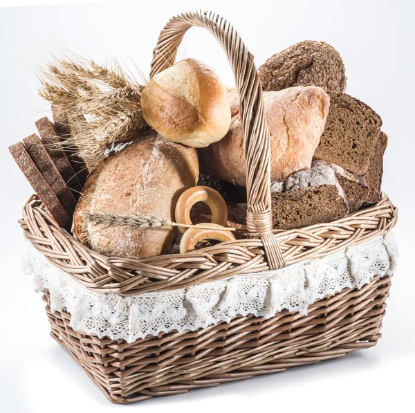 Verschillende soorten brood in de mand. — Stockfoto