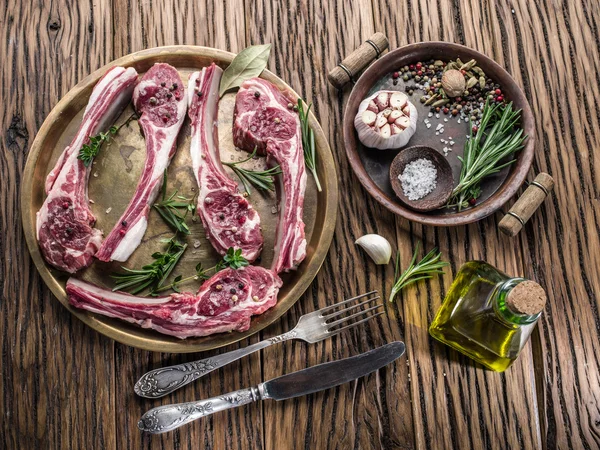 Chuletas de cordero crudas con ajo y hierbas . —  Fotos de Stock