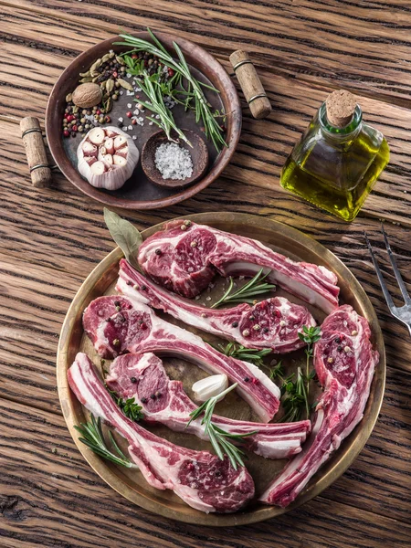 Costolette di agnello crudo con aglio ed erbe aromatiche . — Foto Stock