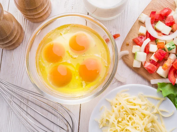 Ingredienti omelette: uova, verdure fresche tagliate, latte e formaggio . — Foto Stock