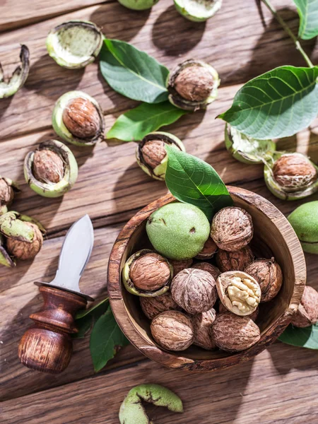 Noci nella ciotola di legno . — Foto Stock