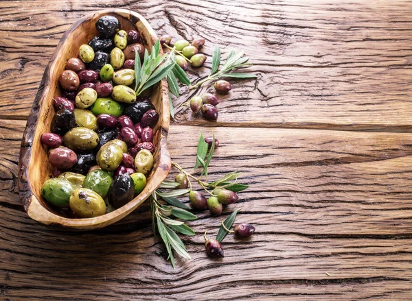 Hele tafelolijven in de houten kom op tafel. — Stockfoto