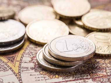 Eski dünya haritası üzerinde Euro coins.
