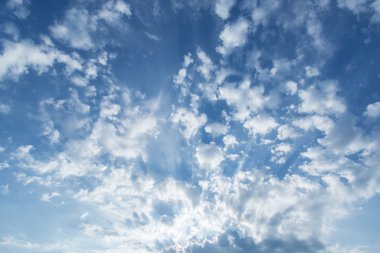 Bulutlu gökyüzü güneş ışınları.