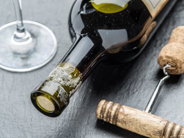 Şarap şişesi, Şarap kadehi ve tirbuşon grafit yönetim kurulu.