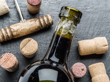 Şarap şişesi ve tirbuşon grafit yönetim kurulu.