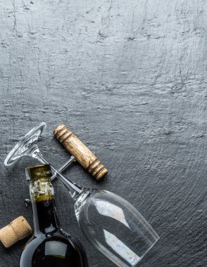 Şarap şişesi, Şarap kadehi ve tirbuşon grafit yönetim kurulu.