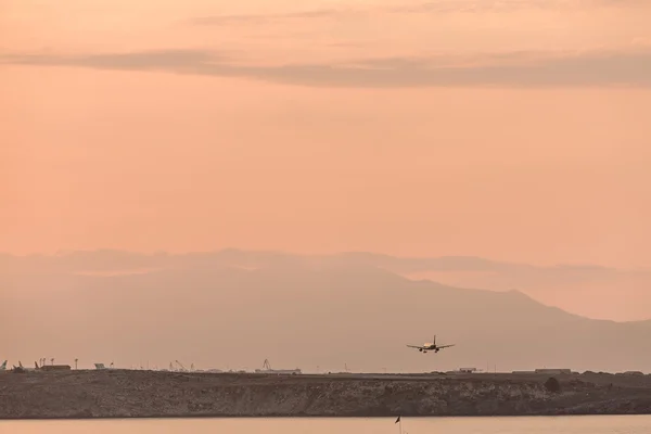 Pôr do sol no aeroporto de Heraklion . — Fotografia de Stock
