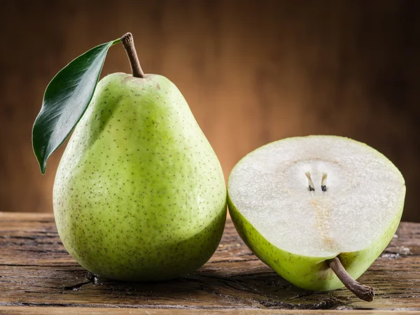 PEAR fruit met blad op houten achtergrond. — Stockfoto