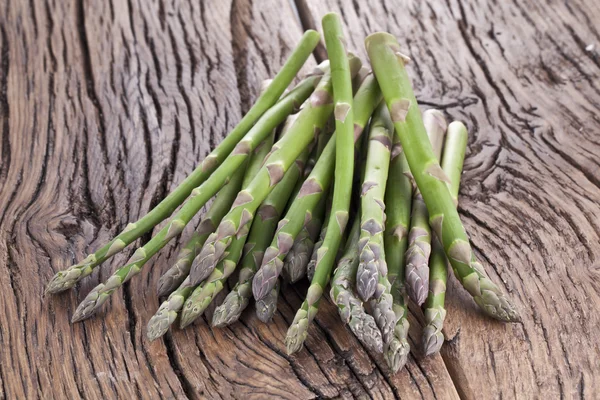 Asparagi su un tavolo di legno . — Foto Stock