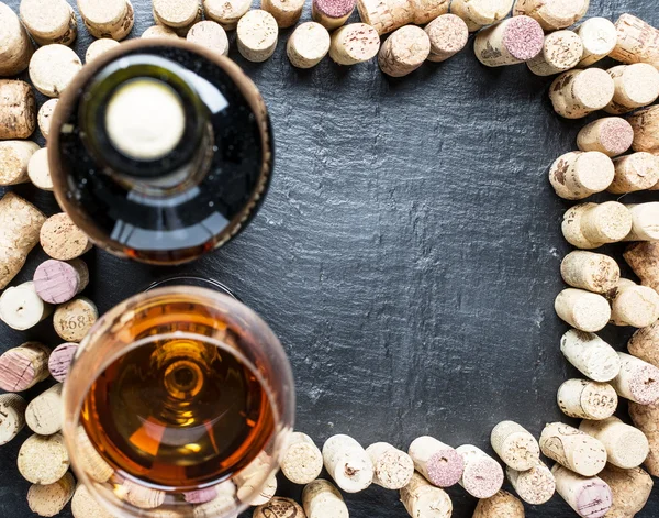 Corchos de vino dispuestos como marco en la pizarra de grafito . —  Fotos de Stock