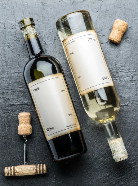 Дві пляшки вина на графітовій дошці . — стокове фото