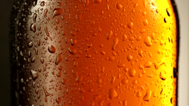 Une goutte de condensat s'écoule sur une bouteille de bière .