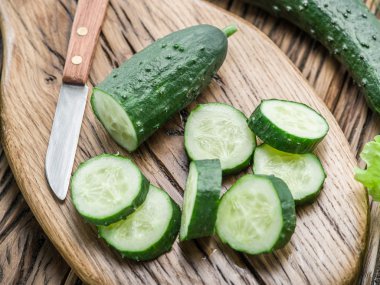 Salatalık ahşap tablo.